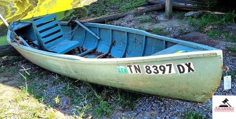 CALHOUN BOATWORKS REELFOOT LAKE BOAT 15.5' LONG -FIBERGLASS EXTERIOR-SOME WOOD NEEDS REPAIRED- ORIGINAL OARS - ONE OAR BROKEN - NO PLUG - REAR SEAT - TWO WOOD CHAIRS- BEEN IN WATER, NEEDS CLEANING -ORIGINAL METAL OAR BRACKETS-TN8397DX (OUTSIDE)