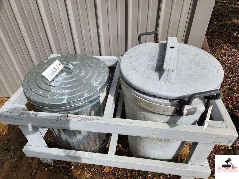 METAL GARBAGE CAN WITH LID AND PLASTIC GARBAGE CAN WITH LID-RACK STAYS(OUTSIDE) image