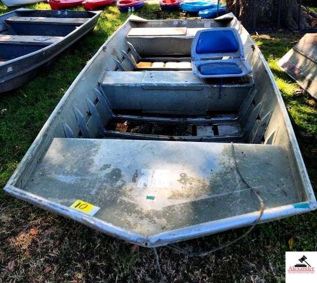 LOWES ALUMINUM BOAT 16" - 48" BOTTOM - 21.5" SIDES - LIVE WELL IN CENTER SEAT - ONE STATIONARY SEAT - ALUMINUM - BEEN IN WATER, NEEDS CLEANING-