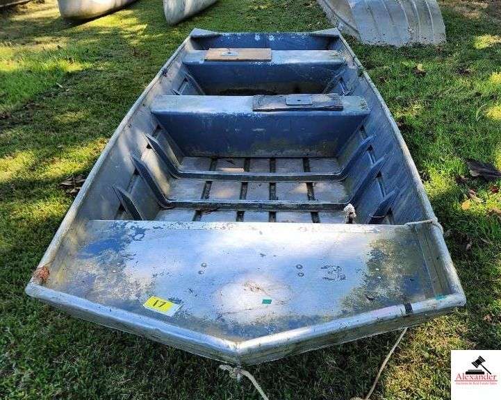 POLARCRAFT ALUMINUM BOAT WITH - 14.9' LONG - 42" BOTTOM - 19.5" SIDES - - REAR SEAT - TWO WALK THRU SEATS - THREE PEDESTAL BRAKCETS- HEAVY ALUMINUM - CYPRESS POINT RESORT PAINTED ON SIDE- TN-16-BD