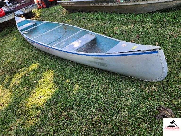 ALUMINACRAFT CANOE NEEDS SCREW IN BOW - SMALL HOLE IN THE FRONT - SMALL HOLE IN TOP OF BOW - HAS BEEN REPAIRED - (OUTSIDE)