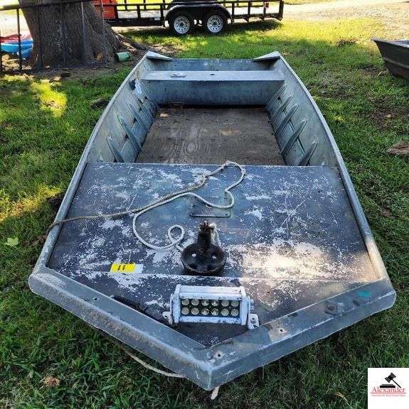 LANDAU ALUMINUM BOAT16' LONG, 48" BOTTOM 21.5 " SIDES-ONE REAR SEAT - ALUMINUM - PLYWOOD LINED FLOOR - 3 PEDESTAL BRACKETS - DENTS - USED - BEEN IN WATER, NEEDS CLEANING - KY 0248BZ