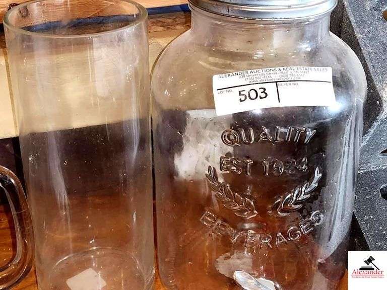 2 GALLON BEVERAGE JAR WITH SIGPOT  - GLASS CYLINDER GLASS- GLASS BEER PITCHER - 3 PLASTIC PITCHERS - ABSOLUTE, JACK DANIELS PLASTIC COMDIMENT RACKS - BLACK PLASTIC SHELF RACK - PLASTIC PITCHER(GAP) image