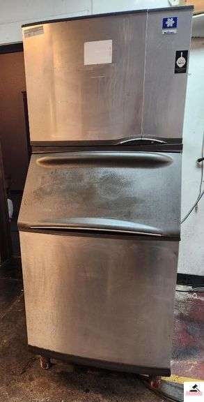 MANITOWOC STAINLESS ICE MACHINE-MODEL #B570 ICE BIN SN 110120806-HOLDS 532LBS- REFRIGERANT MODEL # SD0502A SN 11013710-115V- REFRIGERANT 3404A(KITCHEN) image