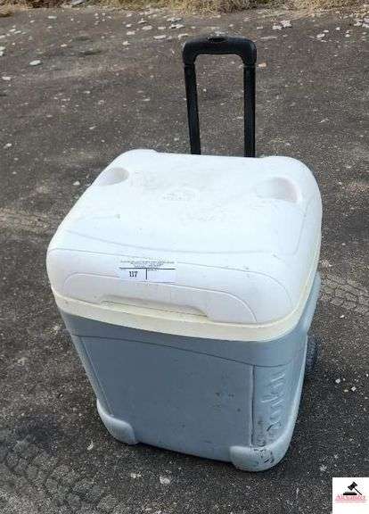 IGLOO ROLLING COOLER WITH EXTENDED HANDLE image