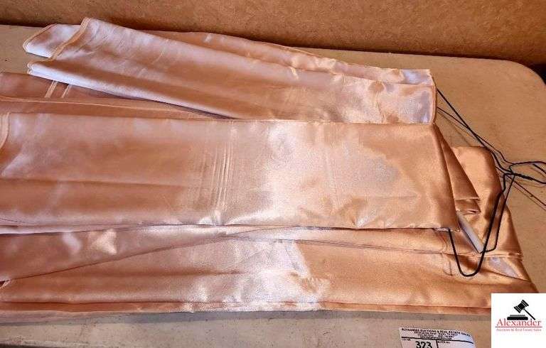 (16) PINK 72" X 72" SQUARE SATIN TABLECLOTHS image