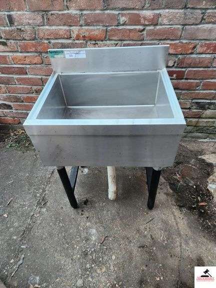 SUPREME METALS STAINLESS SINK 28"X18"X34" 
GAP SHED image