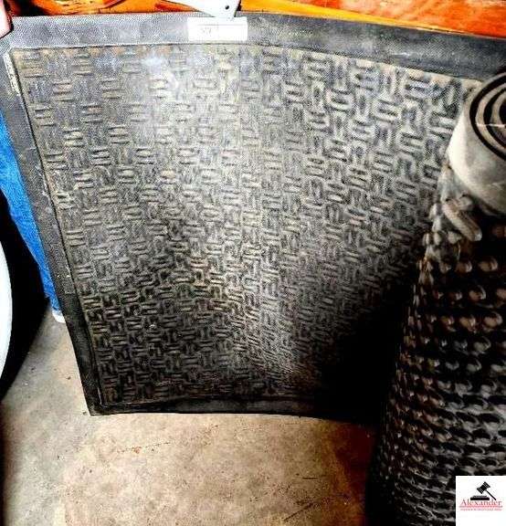 RUBBER MAT RUNNER - APPEARS IN GOOD SHAPE  (GAP) image