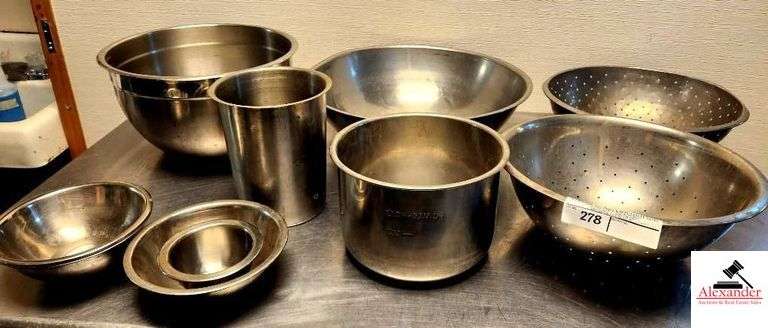 (4) STAINLESS MIXING BOWLS- (2) COLLANDERS- (5) SMALLER STAINLESS BOWLS image