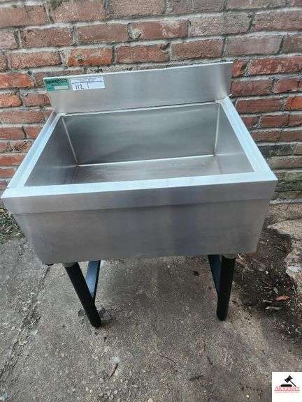 SUPREME METALS STAINLESS SINK 23"X18"x34" 
GAP SHED image