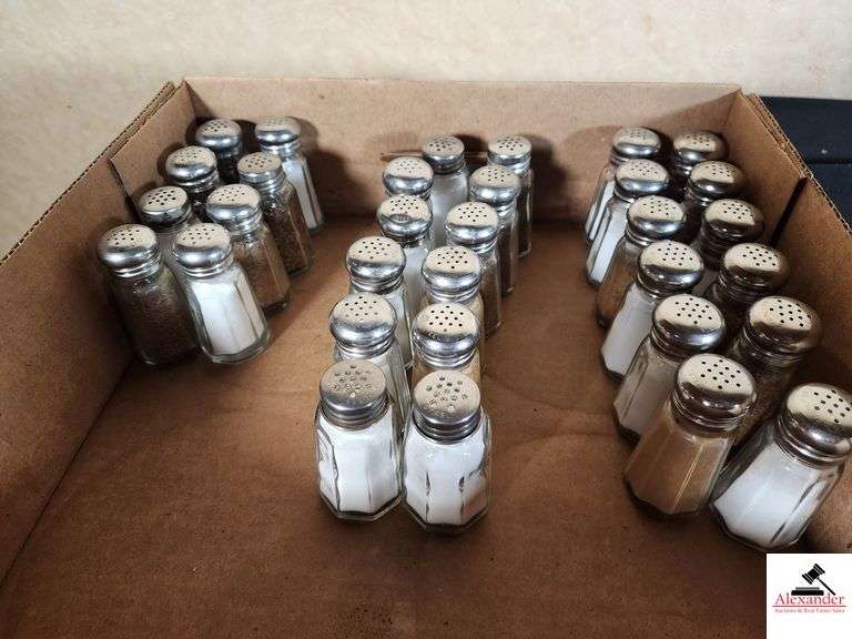 (54) SALT & PEPPER SHAKERS image