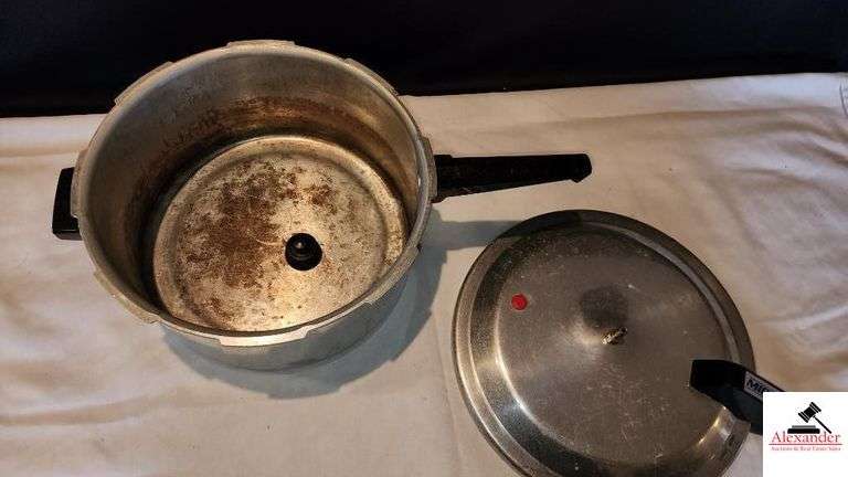 MIRRO PRESTO COOKER - 6 QUART - (KITCHEN CABINET)