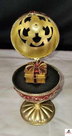 COSENA STYLE RED / GOLD CHRISTMAS HENGE EGG MUSIC BOX - CHRISTMAS PRESENT INSIDE - PLAYS MUSIC - (NW BEDROOM)
