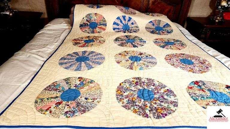 DRESDEN PLATE QUILT ON WHITE BACKGROUND CLEAN - 52" WIDE X 85" LONG - (NORTHWEST BEDROOM)
