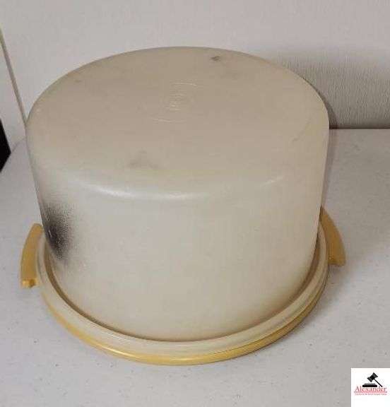 TUBBERWARE COVERED CAKE TRAY - TUBBERWARE COVERED DIVIDED TRAY - TUBBERWARE COVERED CONTAINER - BOX OF TUBBERWARE, PLASTIC, BOWLS, LIDS - (TRAILER)