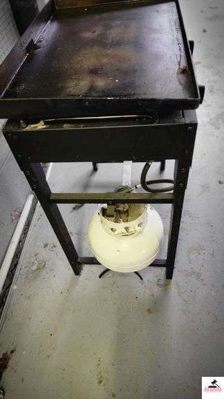 BLACKSTONE GRILL - TOP IS 18" X 29" -PLASTIC COVER W/ HOLE  - (GARAGE)