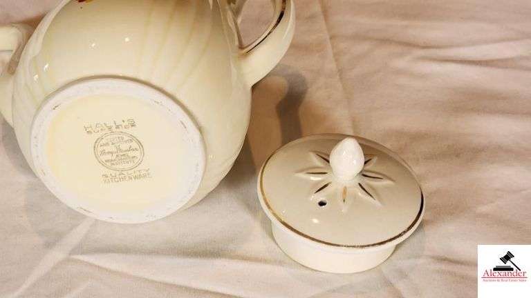 VINTAGE HALL'S SUPERIOR JEWEL HOMEMAKER KITCHENWARE AUTUMN LEAF COFFEE POT - SMALL CIRCLE ON ON SPOUT - (GREAT ROOM CABINETS)