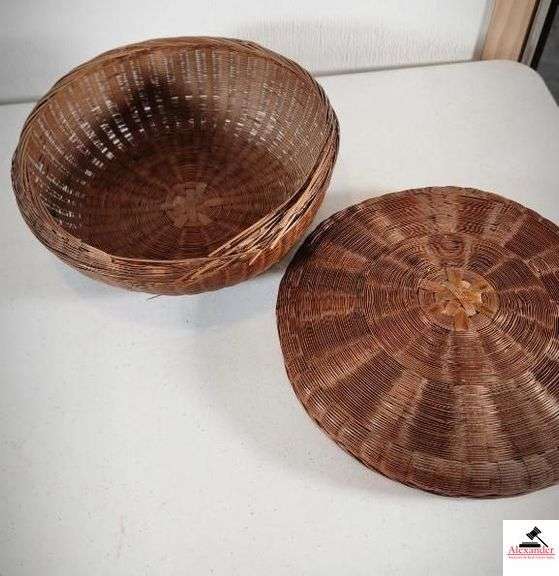 WOOD SERVING TRAY - ONE RIM NEEDS GLUING BACK ON - SERVING BASKETS, SOME SHOW WEAR - SERVING TRAY HAS PIECE OF TAPE ON IT - GLASS LIDS - SERVING RACK - ROUND WOVEN BASKET WITH LID - SHOWS WEAR - (UTILITY ROOM)