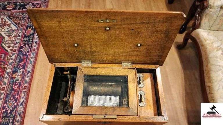 WOOD MUSIC BOX (GREAT ROOM)