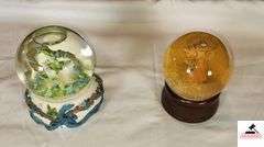SAN FRANCISCO MUSIC BOX CO. CIRCA 1992 MUSIC SNOWGLOBE LOVEBIRDS BLUE AND WHITE - WOOD BASE SNOWGLOBE - BOTH PLAY MUSIC - (NW BEDROOM)