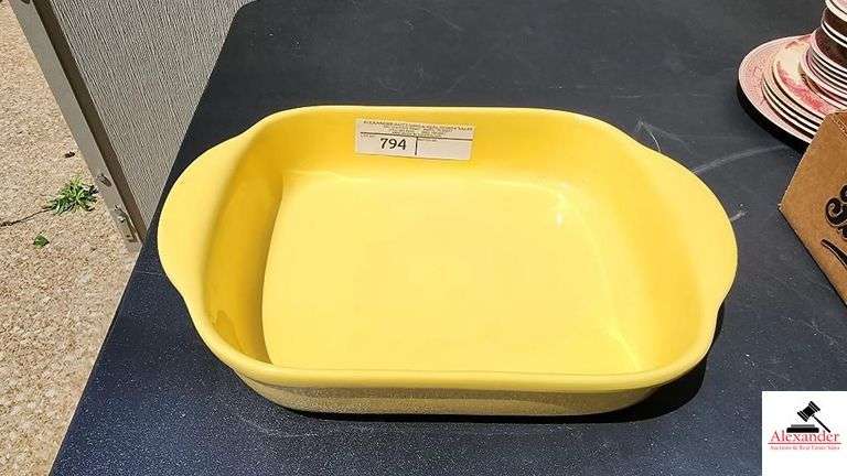 POTTERY BY LAURIE GATES 12"X 9.75" X 2.5" - 4 QUART - (GARAGE)