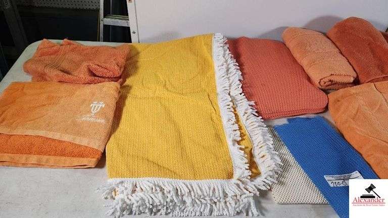 YELLOW TABLECLOTH WITH FRINGE - GROUP OF TOWELS - PLACEMATS   -  UNIVERSITY OF TENNESSEE FLORDIA STATE VS TENNESSEE PILLOW SEAT - (GARAGE)