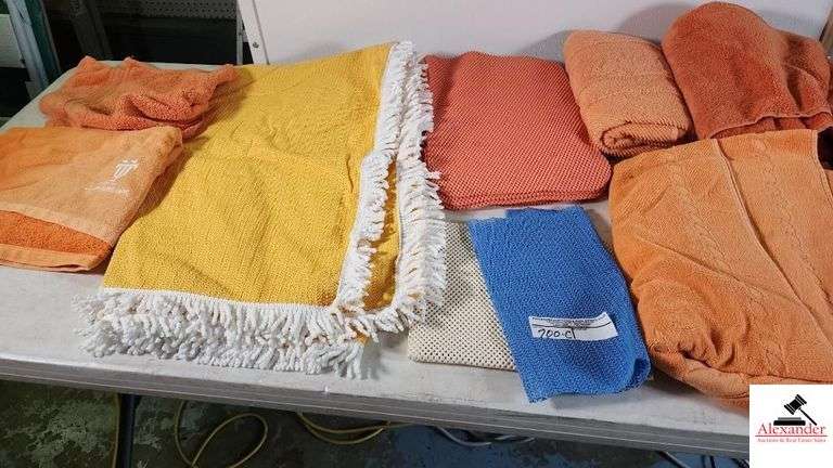 YELLOW TABLECLOTH WITH FRINGE - GROUP OF TOWELS - PLACEMATS   -  UNIVERSITY OF TENNESSEE FLORDIA STATE VS TENNESSEE PILLOW SEAT - (GARAGE)