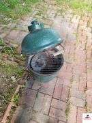 BIG GREEN EGG BARBEQUE GRILL - SMALL SIZE - GREEN COLOR - TOP COVER CRACKED HAS CHIP MISSING - (BESIDE GARAGE)