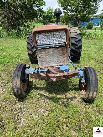 1968 FORD 4000 TRACTOR - 2 SPEED - HOURS UNKNOWN -  FIXER UPPER OR PARTS TRACTOR - BENT STEP - BUMPER BENT - METAL HOOD & PANELS RUSTY - SEAT CUSHIONS ARE GOINE - TRACTOR ROLLS - ONE REAR TIRE FLAT AND BUSTED - BEEN SITTING FOR SEVERAL YEARS -BOTH FRONT LIGHTS MISSING - REAR DRAW BAR - 3 POINT HITCH ARMS - HAS OIL - TRACTOR # C204765 - MODEL # 41024C - UNIT #  8E135 - ENGINE # 8C18A - TRANSMISSION # 8A05E - HYDRAULIC PUMP # 8018B - REAR AXLE # 8814B - HYDRAULIC UNIT #80151 - RURAL KING BATTERY SHIPPED IN MARCH 2014