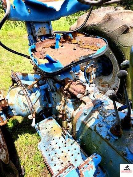 1968 FORD 4000 TRACTOR - 2 SPEED - HOURS UNKNOWN -  FIXER UPPER OR PARTS TRACTOR - BENT STEP - BUMPER BENT - METAL HOOD & PANELS RUSTY - SEAT CUSHIONS ARE GOINE - TRACTOR ROLLS - ONE REAR TIRE FLAT AND BUSTED - BEEN SITTING FOR SEVERAL YEARS -BOTH FRONT LIGHTS MISSING - REAR DRAW BAR - 3 POINT HITCH ARMS - HAS OIL - TRACTOR # C204765 - MODEL # 41024C - UNIT #  8E135 - ENGINE # 8C18A - TRANSMISSION # 8A05E - HYDRAULIC PUMP # 8018B - REAR AXLE # 8814B - HYDRAULIC UNIT #80151 - RURAL KING BATTERY SHIPPED IN MARCH 2014