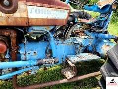 1968 FORD 4000 TRACTOR - 2 SPEED - HOURS UNKNOWN -  FIXER UPPER OR PARTS TRACTOR - BENT STEP - BUMPER BENT - METAL HOOD & PANELS RUSTY - SEAT CUSHIONS ARE GOINE - TRACTOR ROLLS - ONE REAR TIRE FLAT AND BUSTED - BEEN SITTING FOR SEVERAL YEARS -BOTH FRONT LIGHTS MISSING - REAR DRAW BAR - 3 POINT HITCH ARMS - HAS OIL - TRACTOR # C204765 - MODEL # 41024C - UNIT #  8E135 - ENGINE # 8C18A - TRANSMISSION # 8A05E - HYDRAULIC PUMP # 8018B - REAR AXLE # 8814B - HYDRAULIC UNIT #80151 - RURAL KING BATTERY SHIPPED IN MARCH 2014