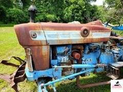 1968 FORD 4000 TRACTOR - 2 SPEED - HOURS UNKNOWN -  FIXER UPPER OR PARTS TRACTOR - BENT STEP - BUMPER BENT - METAL HOOD & PANELS RUSTY - SEAT CUSHIONS ARE GOINE - TRACTOR ROLLS - ONE REAR TIRE FLAT AND BUSTED - BEEN SITTING FOR SEVERAL YEARS -BOTH FRONT LIGHTS MISSING - REAR DRAW BAR - 3 POINT HITCH ARMS - HAS OIL - TRACTOR # C204765 - MODEL # 41024C - UNIT #  8E135 - ENGINE # 8C18A - TRANSMISSION # 8A05E - HYDRAULIC PUMP # 8018B - REAR AXLE # 8814B - HYDRAULIC UNIT #80151 - RURAL KING BATTERY SHIPPED IN MARCH 2014