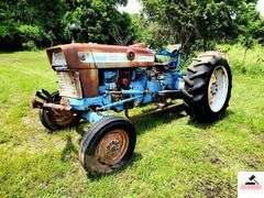 1968 FORD 4000 TRACTOR - 2 SPEED - HOURS UNKNOWN -  FIXER UPPER OR PARTS TRACTOR - BENT STEP - BUMPER BENT - METAL HOOD & PANELS RUSTY - SEAT CUSHIONS ARE GOINE - TRACTOR ROLLS - ONE REAR TIRE FLAT AND BUSTED - BEEN SITTING FOR SEVERAL YEARS -BOTH FRONT LIGHTS MISSING - REAR DRAW BAR - 3 POINT HITCH ARMS - HAS OIL - TRACTOR # C204765 - MODEL # 41024C - UNIT #  8E135 - ENGINE # 8C18A - TRANSMISSION # 8A05E - HYDRAULIC PUMP # 8018B - REAR AXLE # 8814B - HYDRAULIC UNIT #80151 - RURAL KING BATTERY SHIPPED IN MARCH 2014
