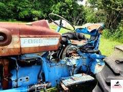 1968 FORD 4000 TRACTOR - 2 SPEED - HOURS UNKNOWN -  FIXER UPPER OR PARTS TRACTOR - BENT STEP - BUMPER BENT - METAL HOOD & PANELS RUSTY - SEAT CUSHIONS ARE GOINE - TRACTOR ROLLS - ONE REAR TIRE FLAT AND BUSTED - BEEN SITTING FOR SEVERAL YEARS -BOTH FRONT LIGHTS MISSING - REAR DRAW BAR - 3 POINT HITCH ARMS - HAS OIL - TRACTOR # C204765 - MODEL # 41024C - UNIT #  8E135 - ENGINE # 8C18A - TRANSMISSION # 8A05E - HYDRAULIC PUMP # 8018B - REAR AXLE # 8814B - HYDRAULIC UNIT #80151 - RURAL KING BATTERY SHIPPED IN MARCH 2014