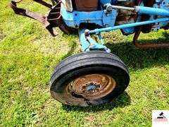 1968 FORD 4000 TRACTOR - 2 SPEED - HOURS UNKNOWN -  FIXER UPPER OR PARTS TRACTOR - BENT STEP - BUMPER BENT - METAL HOOD & PANELS RUSTY - SEAT CUSHIONS ARE GOINE - TRACTOR ROLLS - ONE REAR TIRE FLAT AND BUSTED - BEEN SITTING FOR SEVERAL YEARS -BOTH FRONT LIGHTS MISSING - REAR DRAW BAR - 3 POINT HITCH ARMS - HAS OIL - TRACTOR # C204765 - MODEL # 41024C - UNIT #  8E135 - ENGINE # 8C18A - TRANSMISSION # 8A05E - HYDRAULIC PUMP # 8018B - REAR AXLE # 8814B - HYDRAULIC UNIT #80151 - RURAL KING BATTERY SHIPPED IN MARCH 2014