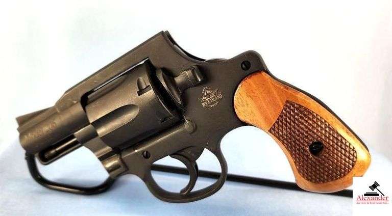 ROCK ISLAND ARMORY MD. 206 REVOLVER – 38 SPECIAL - 2” FULLY SHROUDED BBL – SPURLESS HAMMER – FIXED FRONT SIGHT – CUT REAR SIGHT – SMOOTH CHANNEL FRAME - BLUE – BRIGHT CHECKERED WOOD GRIPS – MINT CONDITION – PARKERIZED FINISH – S/N RIA2685994 image
