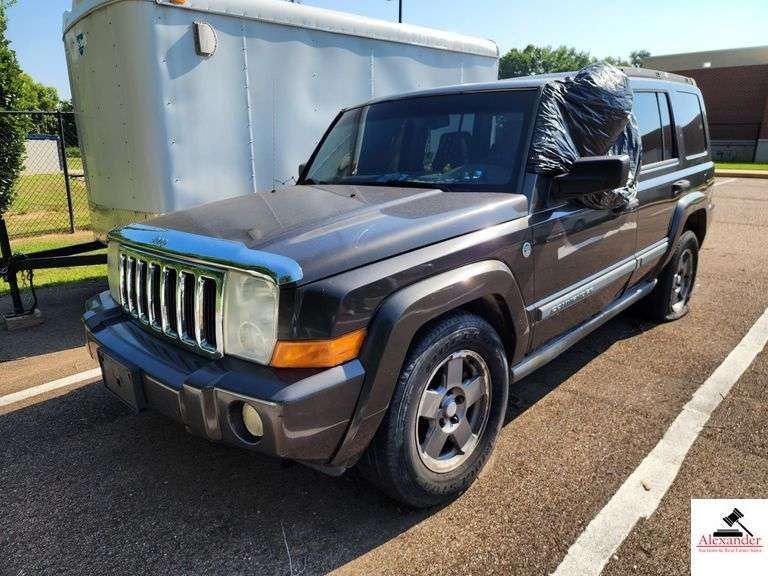 2006 JEEP COMMANDER - 
4 DOOR WAGON - 4WD - V8, 4.7L ENGINE - BLACK - MPV - SEIZURE CAR - FRONT TWO DOOR GLASS WINDOWS MISSING - TAPE GLUE ON DRIVER SIDE  - FEW PAINT PECKS ON CAR AND HOOD - TRAILER HITCH - SOME RUST - DRIVEN INTO LOT BUT NOT STARTED SINCE 

VIN# 1J8HG48N46C180931 image