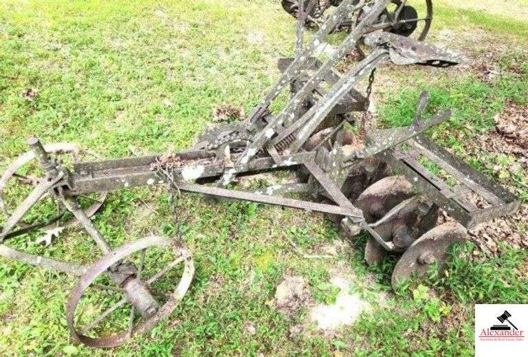 HORSE DRAWN DISC METAL SEAT - DOUBLE FRONT WHEELS - BLADES WORN - STEEL DEPTH LEVERS - WEIGT  RACKETS - 4 DISK PER SIDE - (OUTSIDE) image
