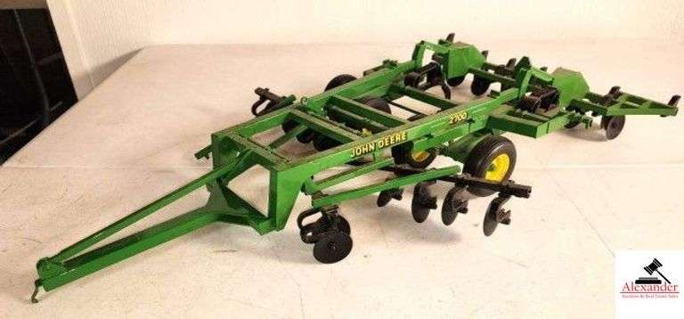 JOHN DEERE 2700 LITTLE DISC WITH PLASTIC BLADES SOME FRONT BLADES ARE MISSING - (GARAGE) image