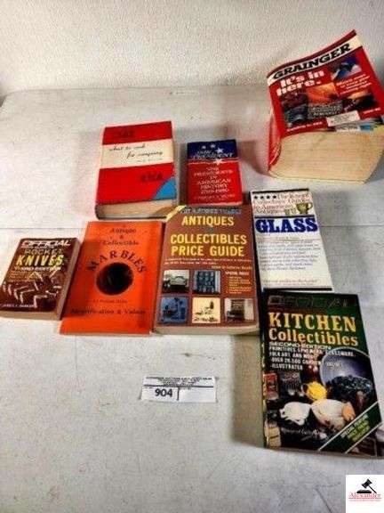 OFFICIAL POCKET KNIVE GUIDE - ANTIQUES PRICE GUIDE THE KNOPF COLLECTORS' GUIDES TO AMERICAN ANTIQUES "GLASS" - OFFICIAL KITCHEN COLLECTIBLES - WHAT TO COOK FOR COMPANY - GRAINGER CATALOG - THE PRESIDENTS IN AMERICAN HISTORY 17889-1980 - (UPSTAIRS) image
