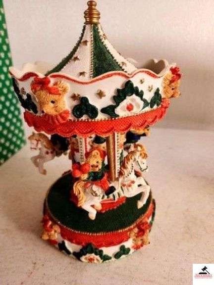 CROWN ACCENTS REVOLVING MUSICAL CAROUSEL WORKS & PLAYS - BEARS WITH RED BOWS - (GARAGE) image