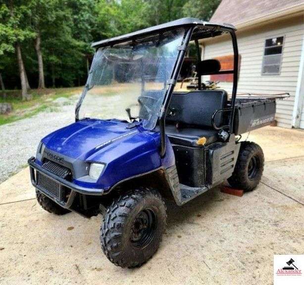 POLARIS RANGER 4X4 500 ELECTRONIC FUEL INJECTION - BLUE IN COLOR - TILT BED - RUNS & OPERATES - SPRAYER SELLS SEPARATE - CORNER OF DRIVERS SIDE SEAT IS TORN - GOOD TIRES - HAS TRAILER HITCH - PLEXIGLASS WINDSHIELD - HAS TOP - image