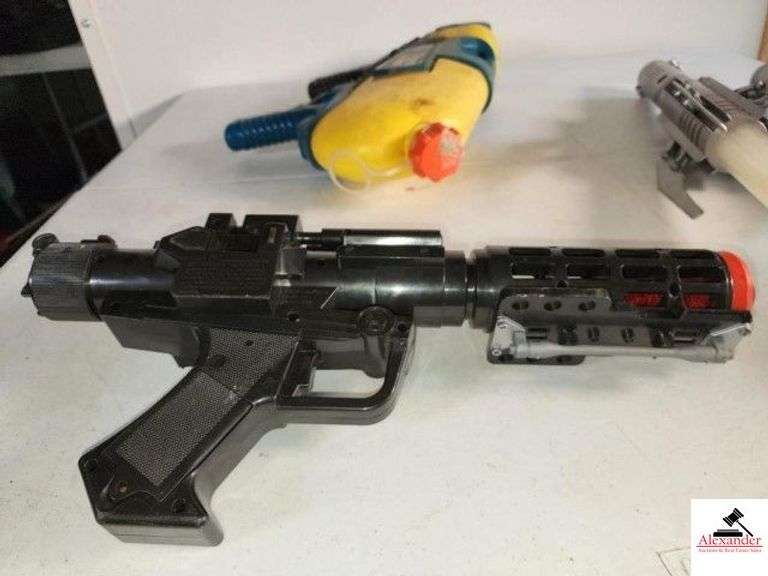 (2) RETRACTABLE LIGHT SABERS PLASTIC TACTABLE PISTOL - DRENCH AND BLAST WATER GUN (CONDITION UNKNOWN) - NEEDS CLEANING - (GARAGE) image