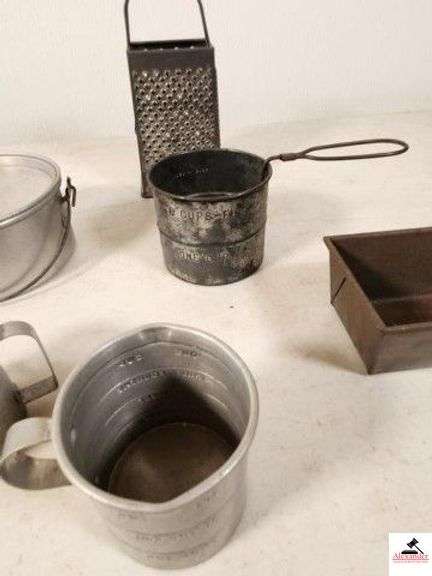 FAIRGROVE MEASURING SIFTER 4 SIDED SMALL GRADER ALUMINUM SIMCO BOWL - SMALL BREAD PAN - (GARAGE) image