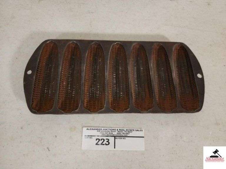 VINTAGE IRON CORNBREAD PAN WITH KERNEL DESIGN (KITCHEN BY STOVE) image