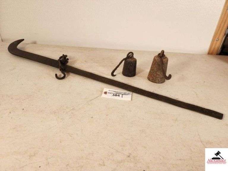 ANTIQUE CAST IRON COTTON SCALES TWO PEAS INCLUDED - GOES UP TO 40LBS - PEAS ARE PRIMITIVE AND SHOW WEAR AND RUST - BAR IS SLIGHTLY BENT - (GARAGE) image
