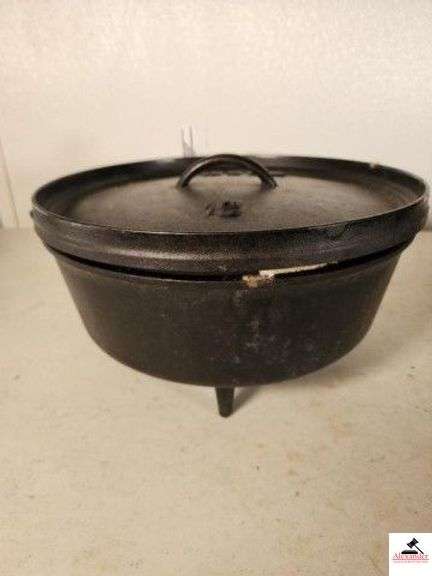 LODGE #12 DUTCH OVEN IN CARRYING CASE 4" DEEP - CAMP DUTCH OVEN - (GARAGE) image