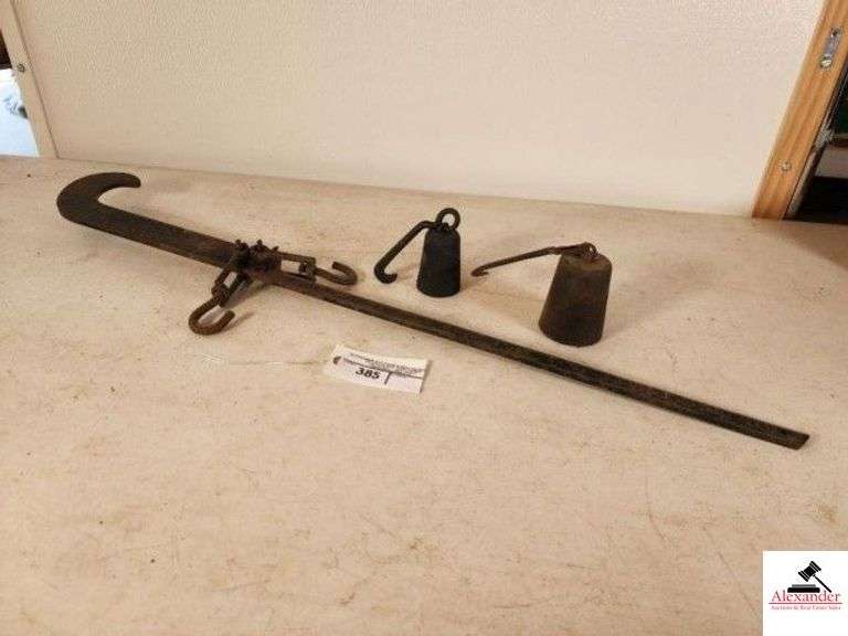 ANTIQUE CAST IRON COTTON SCALE TWO PEAS INCLUDED - GOES UP TO 100LBS - HAS PICTURE OF A STAR & 300 ON ONE END OF BAR - BAR IS HEAVY - NOTCHES ARE IN GOOD CONDITION FOR AGE - (GARAGE) image