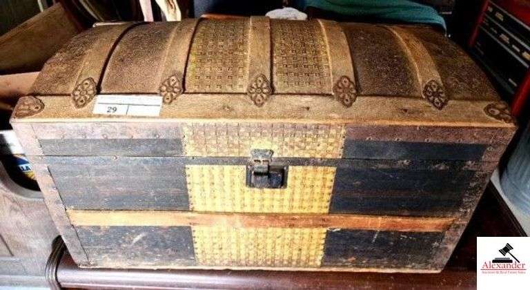 VINTAGE OVAL TOP TRUNK - 31" X 17" X 13 1/2" DEEP WOOD BANDS - HAS DESIGN INSIDE - NO KEY - BOTTOM IS ROUGH - METAL CORNERS - LEATHER HANDLES - TRAY - PAPER INSIDE SHOWS AGE AND WEAR (SHED) image