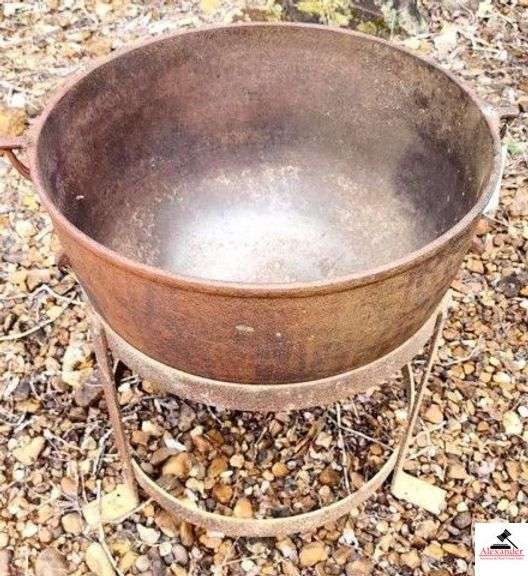 IRON KETTLE - 3 LEGS - 1 LEG MISSING - SIDE HANDLE CLEAN FOR AGE-(AT HOUSE) image